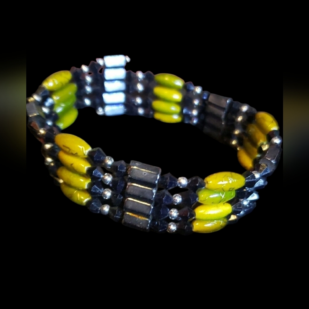 Magnetic!!! Elegant Beaded Bracelet in Black and Green